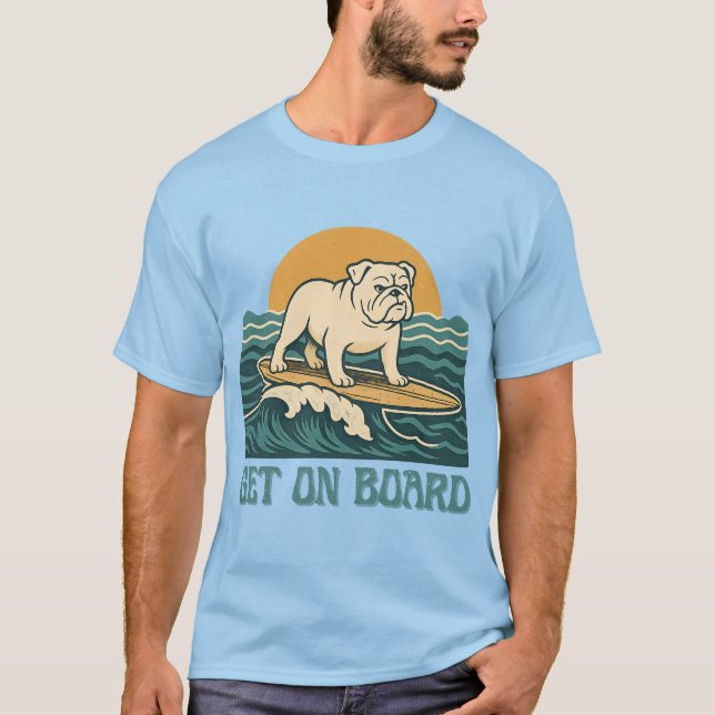 Get On Board Surfer Dog Retro Art -Bulldog Surfing T-Shirt (Vorderseite)