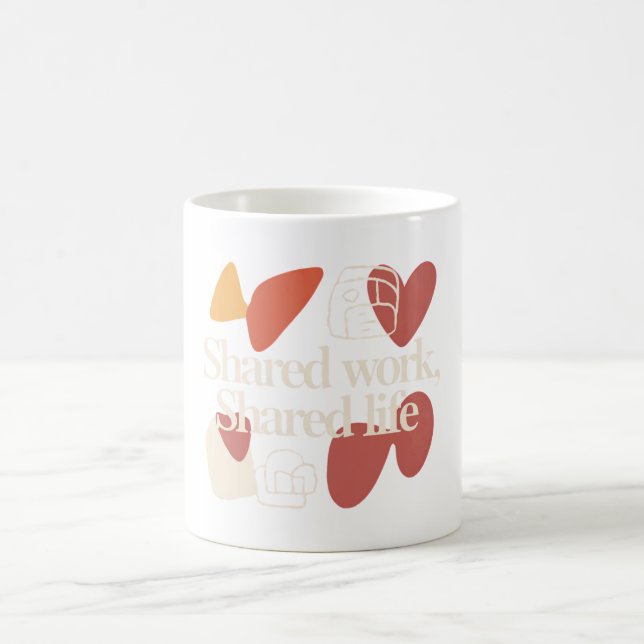 Geteilte Arbeit, geteiltes Leben – Minimales Zitat Kaffeetasse (Mittel)