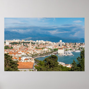 Geteilte Stadt am Meer aus der Luft, Dalmatien, Kr Poster