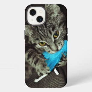Getigerte Katze mit Feder von Shirley Taylor  iPhone 13 Hülle