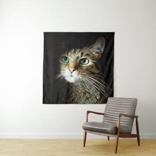 Getigerte Katze mit grünen Augen isoliert auf Schw Wandteppich