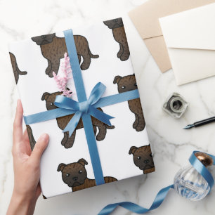 Getigertes Englisch Staffie Süßes Cartoon-Hund-Mus Geschenkpapier