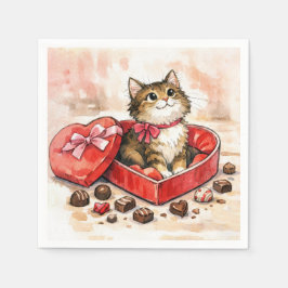 Getigertes Kätzchen in einer Valentins-Herz-Schoko Serviette