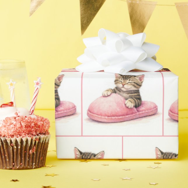 Getigertes Kätzchen schläft in einem rosa Pantoffe Geschenkpapier (Geburtstagsparty)