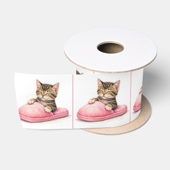 Getigertes Kätzchen schläft in einem rosa Pantoffe Satinband (Spule)