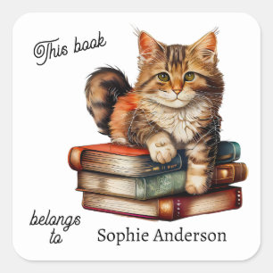 Getigertes Katzenbaby auf alten Büchern Besitz Quadratischer Aufkleber