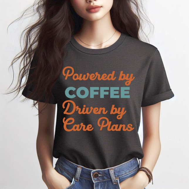 Getragen von Kaffee, angetrieben durch Pflegepläne T-Shirt (Von Creator hochgeladen)