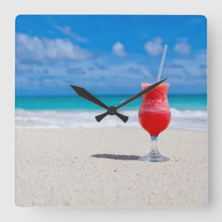 Getränke am Strand Quadratische Wanduhr