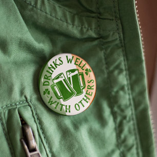 Getränke gut mit anderen   Funny St Patrick's Day Button
