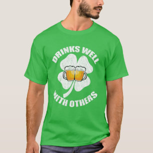 Getränke gut mit anderen grünen T-Shirt