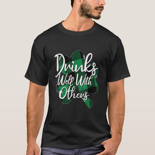 Getränke gut mit anderen St. Patrick's Day Betrunk T-Shirt (Vorderseite)