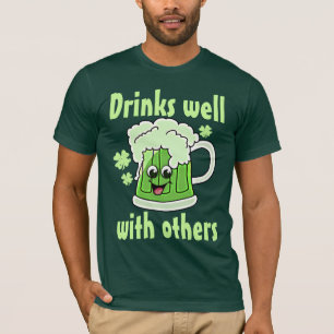 Getränke gut mit anderen T-Shirt