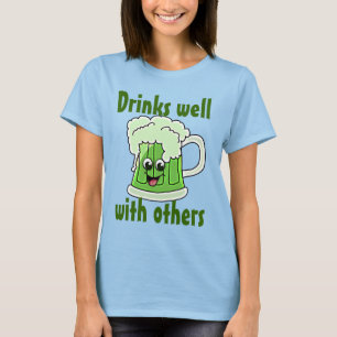 Getränke gut mit anderen T-Shirt