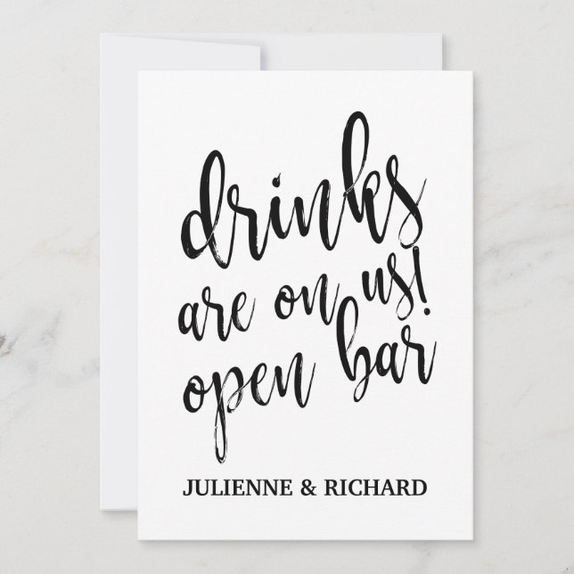 Getränke sind auf uns! Erschwingliches Hochzeitssz Einladung (Vorderseite)