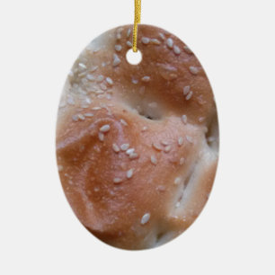 Getreidebrot auf dem Holzschelf, gesunde Lebensmit Keramikornament