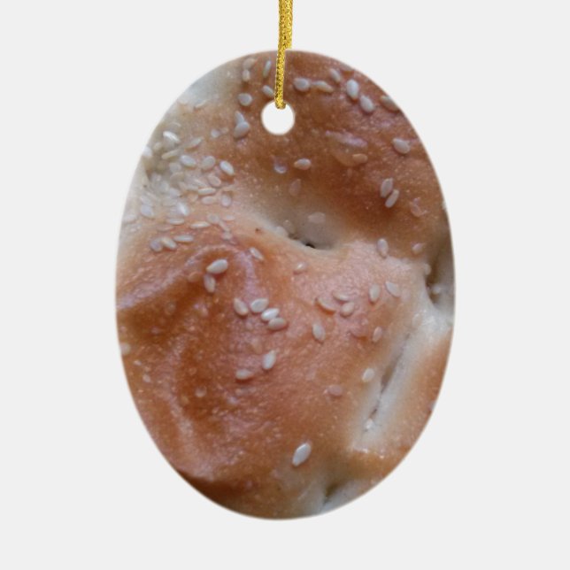 Getreidebrot auf dem Holzschelf, gesunde Lebensmit Keramikornament (Vorne)