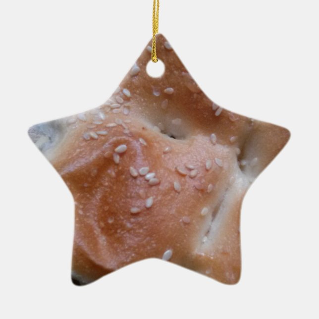 Getreidebrot auf dem Holzschelf, gesunde Lebensmit Keramikornament (Vorne)