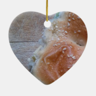 Getreidebrot auf dem Holzschelf, gesunde Lebensmit Keramikornament