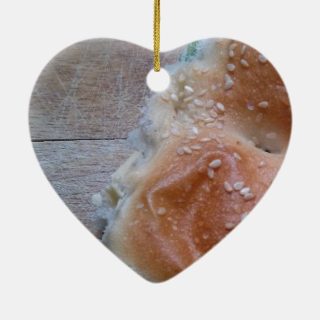 Getreidebrot auf dem Holzschelf, gesunde Lebensmit Keramikornament (Hinten)