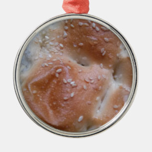 Getreidebrot auf dem Holzschelf, gesunde Lebensmit Ornament Aus Metall