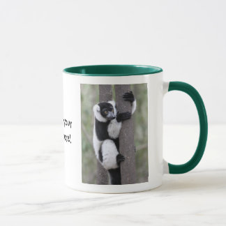 Getrumpfter Schwarzweiss-lemur auf Baum Tasse
