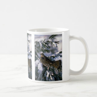 Getrumpftes Waldhuhn gehockt in einem Kaffeetasse