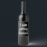 Getscheidetes Funny Wine Label Weinetikett<br><div class="desc">Das "Getting Divorced Funny Wine Label" ist eine großartige Möglichkeit, Ihre Familie und Freunde zu informieren, die Sie scheiden lassen! Wenn Sie verärgert oder nervös sind, was alle reagieren werden, setzen Sie einfach dieses Etikett auf Ihre Lieblingsflasche und lassen Sie es bei der nächsten Ansammlung auf den Tisch oder treffen...</div>
