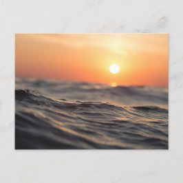 Gewässer während der goldenen Stunde Feiertagspostkarte