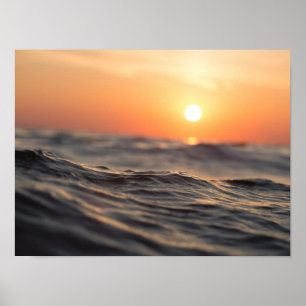 Gewässer während der goldenen Stunde Poster