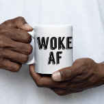 GEWECKT AF KAFFEETASSE<br><div class="desc">Ich bin als AF-politisches Widerstandspensum für eine Person Geweckt,  die aktuelle politische Angelegenheiten bleibe und zu März geht,  um gegen Gleichberechtigung,  Gesundheitsfürsorge und vernünftige Waffengesetze zu protestieren und zu kämpfen.</div>