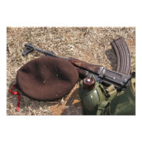 Gewehr, militärische Abdeckung und Kantine