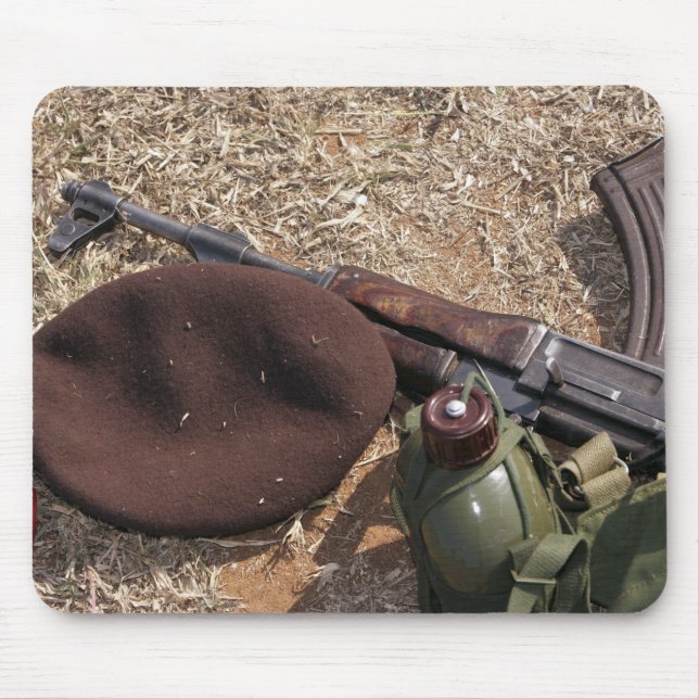 Gewehr, militärische Abdeckung und Kantine Mousepad (Vorne)