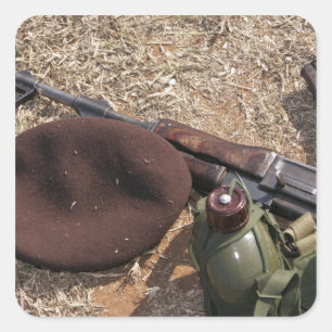 Gewehr, militärische Abdeckung und Kantine Quadratischer Aufkleber