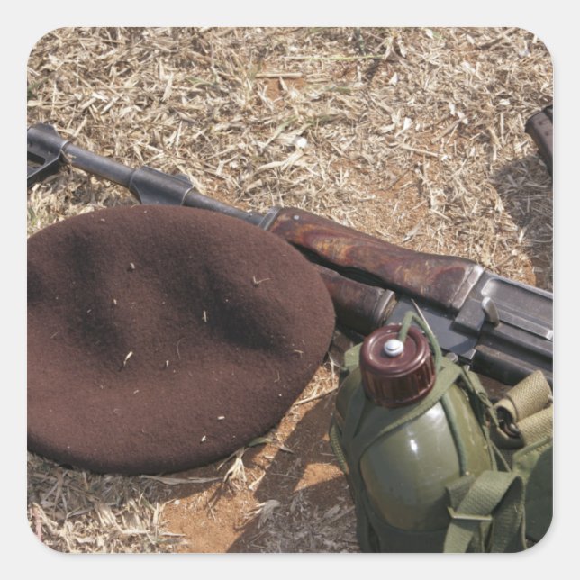 Gewehr, militärische Abdeckung und Kantine Quadratischer Aufkleber (Vorderseite)