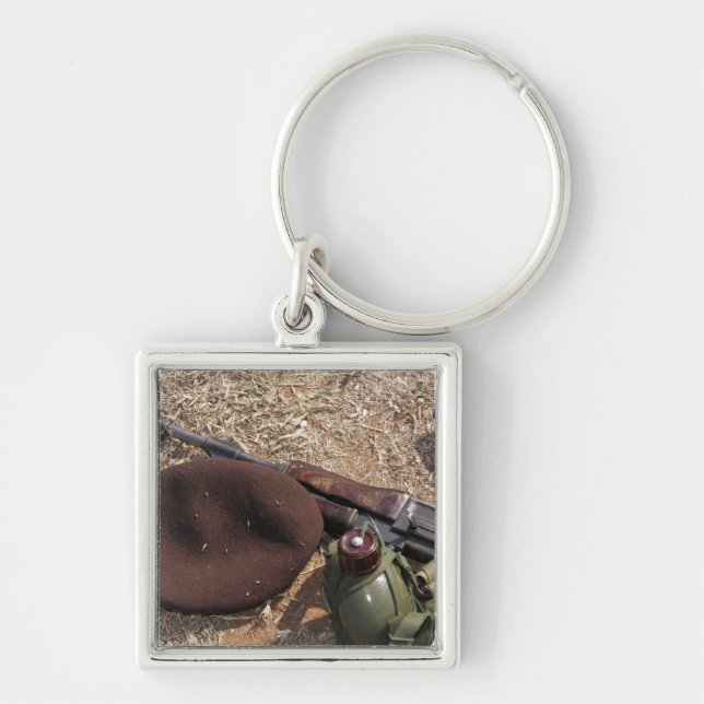 Gewehr, militärische Abdeckung und Kantine Schlüsselanhänger (Vorne)