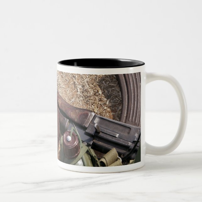 Gewehr, militärische Abdeckung und Kantine Zweifarbige Tasse (Rechts)