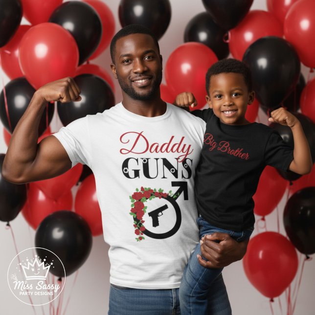 Gewehre oder Rose Geschlechtsspezifische Babydusch T-Shirt (Celebrate the proud papa with our "Daddy Guns" T-shirt. It's the ultimate way to Vote Team Boy)