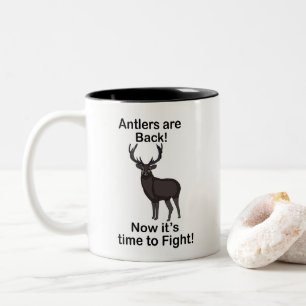Geweihe sind zurück, es ist Zeit, Hirsche zu jagen Zweifarbige Tasse