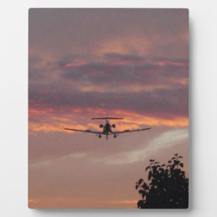 Gewerblicher Jet landet bei Sonnenuntergang Fotoplatte