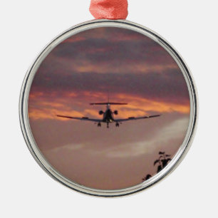 Gewerblicher Jet landet bei Sonnenuntergang Ornament Aus Metall