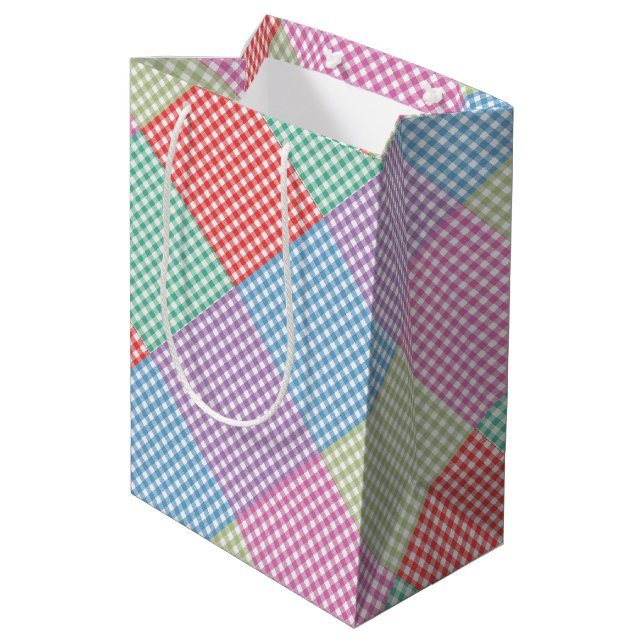 Gewinkeltes Gingham-Patchwork Mittlere Geschenktüte (Rückseite Schrägansicht)