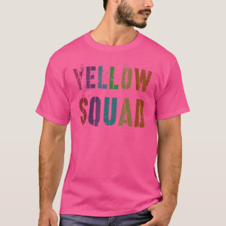 Gewinner des Vintagen Gelben Squad-Krieges tragen T-Shirt
