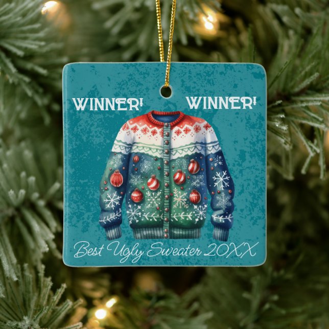 Gewinner! Gewinner! Bester Ugly Sweater von 20xx Keramikornament (Baum)