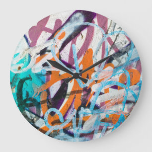 gewitterte Betonmauer, grune Textur. Große Wanduhr