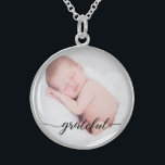 Gewohnheit, Baby-Foto, "dankbares" Skript Sterling Silberkette<br><div class="desc">Set ein LieblingsFoto Ihres Babys innerhalb dieses Anhängers. Das "dankbare" Wort in einem eleganten Skript wird an der Unterseite gesetzt,  um Sie an dieses spezielle Wort und geliebtes Kind zu erinnern. Ein wunderbares Geschenk.</div>