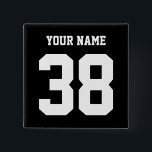 Gewohnheitsknopf des Sports Name und der Zahl Button<br><div class="desc">Personalisierter Namen- und Zahlknopf. Kundengerecht "Ihr Name und Zahl" übersetzen. Ändern Sie die Farben des Textes,  der Zahlen oder des Hintergrundes,  indem Sie das kundenspezifisch anfertigen Werkzeug verwenden. Großer personalisierter Knopf für Sporteltern,  -spieler oder -teams.</div>