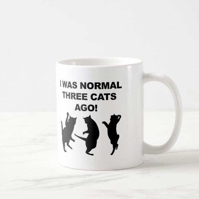 Gewöhnliche drei Katzen sind vor lustiger Umarmung Tasse (Rechts)