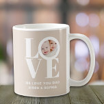Gewohnt Wir Liebe Sie Vater Foto Vatertag Kaffeetasse<br><div class="desc">Diese We Liebe You Vater Foto Tasse ist mit dem Wort LIEBE in weißer Typografie auf einem beigen Hintergrund dekoriert. Einfach mit Ihrem Foto und Namen anpassbar. Macht ein großartiges Vatertagsgeschenk.</div>
