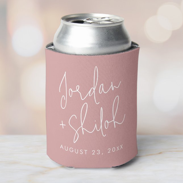 Gewohnte Kalligraphie Hochzeit haben und halten Dosenkühler (A pink can with cooler featuring custom names date in white modern script on a soft background.)
