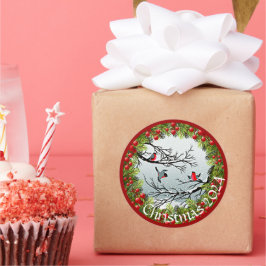 Gewohnte Vögel in schneebedeckten Nadeln Red Berri Runder Aufkleber